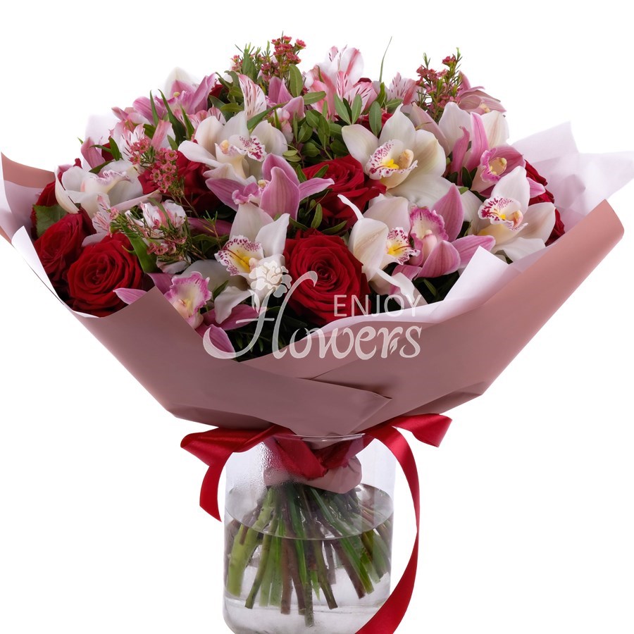 Букет из орхидей и бордовых роз "Небесное создание"