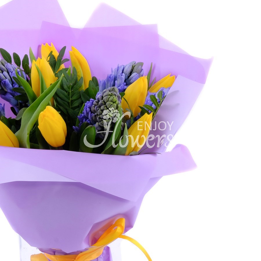 Букет из желтых тюльпанов и синих гиацинтов "Весна"