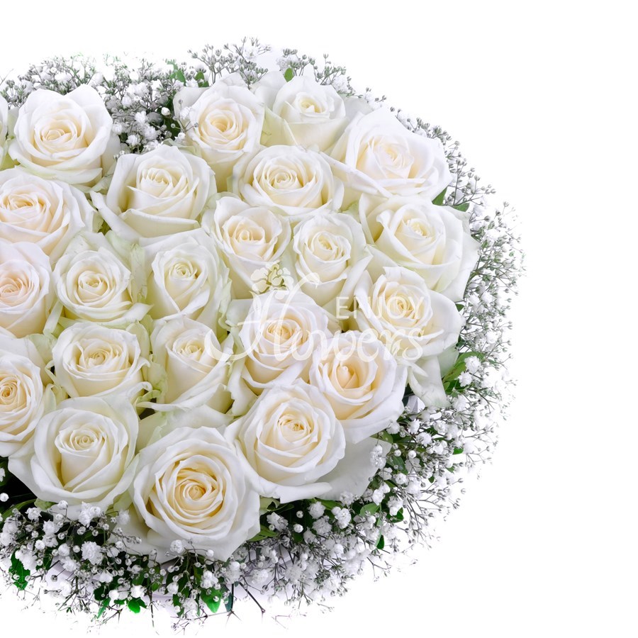 Композиция из 25 роз "Сердце из белых роз"