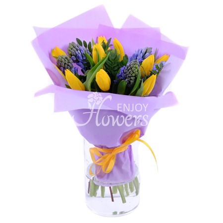 Букет из желтых тюльпанов и синих гиацинтов "Весна"