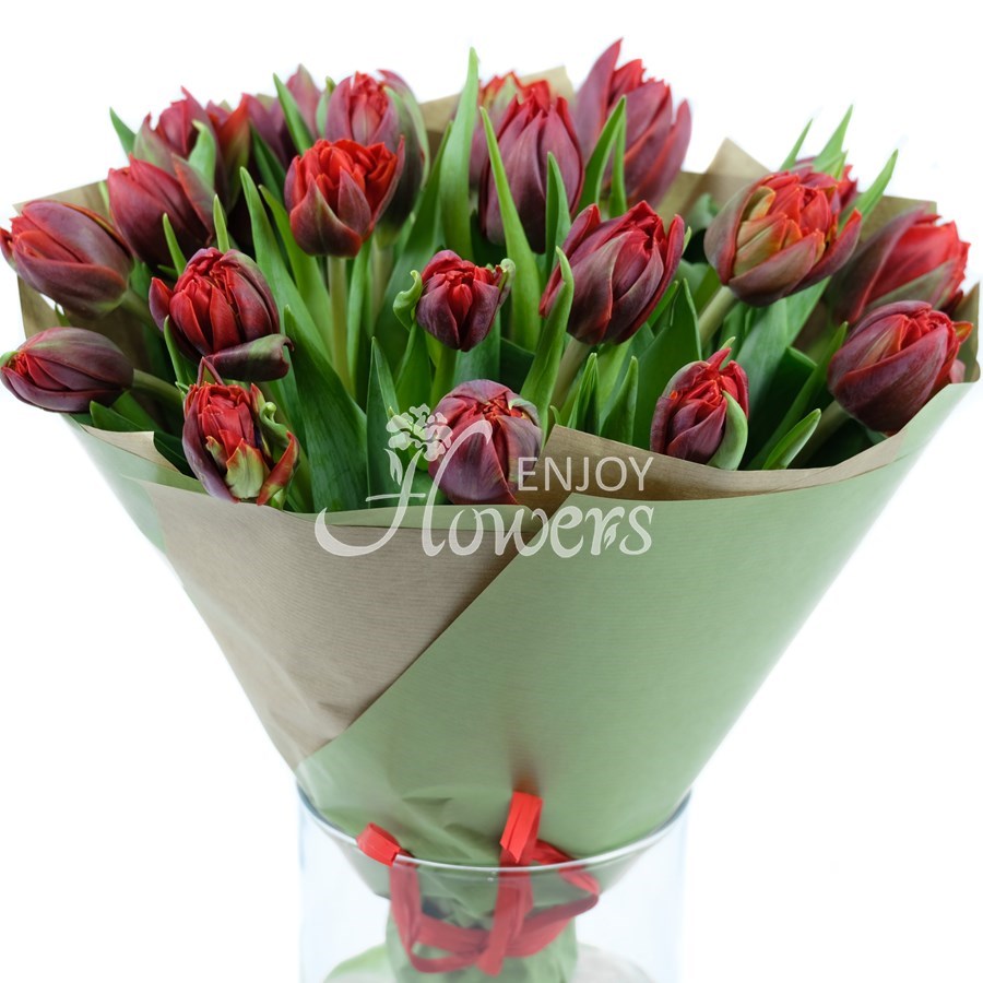 Букет из 25 тюльпанов "Красные пионовидные тюльпаны в крафте"