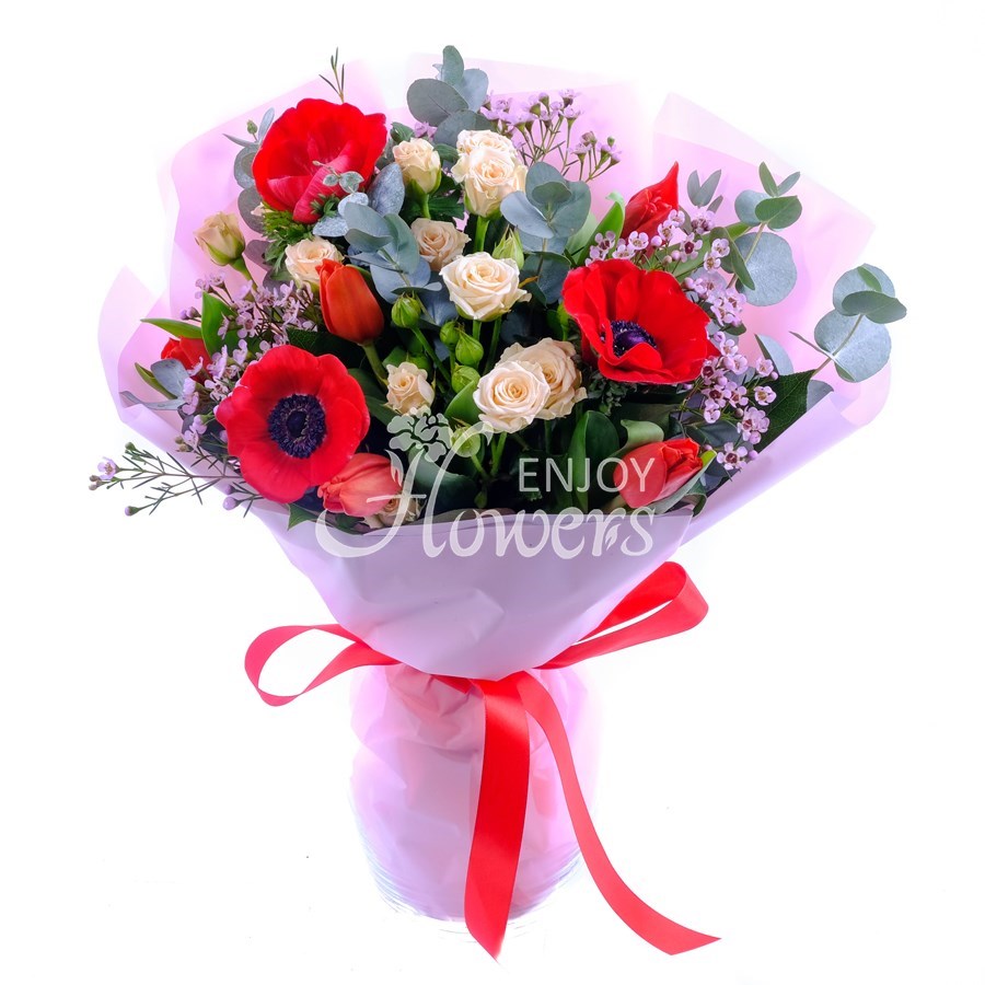 Букет из анемонов,тюльпанов и кустовой розы "Новые желания"