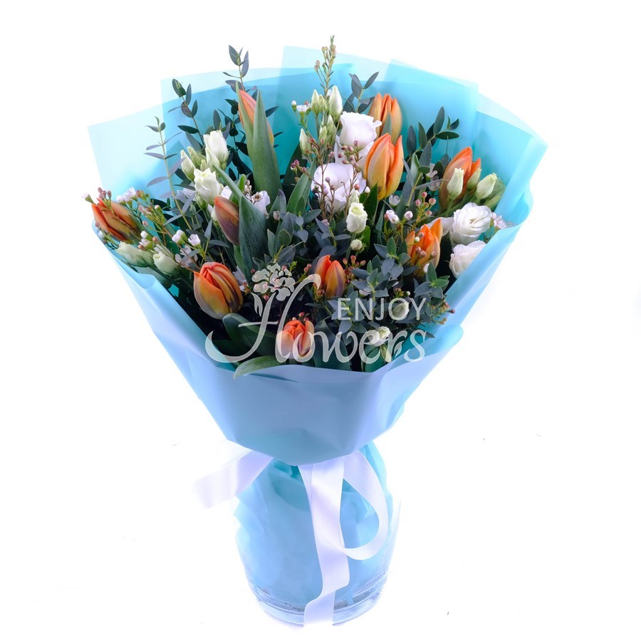 Букет из белой эустомы и оранжевых тюльпанов "Под весенним небом"