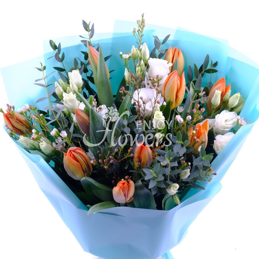 Букет из белой эустомы и оранжевых тюльпанов "Под весенним небом"