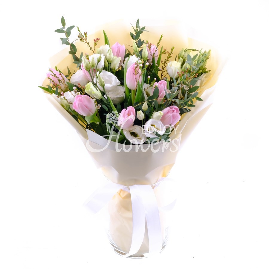 Букет из белой эустомы и розовых тюльпанов "Цветочные нежности"