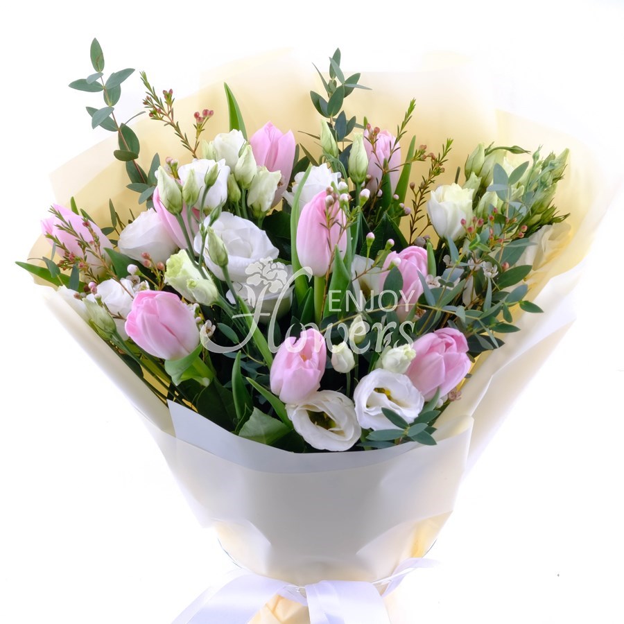 Букет из белой эустомы и розовых тюльпанов "Цветочные нежности"