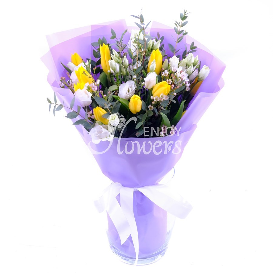 Букет из белой эустомы и желтых тюльпанов "Музыка весны"