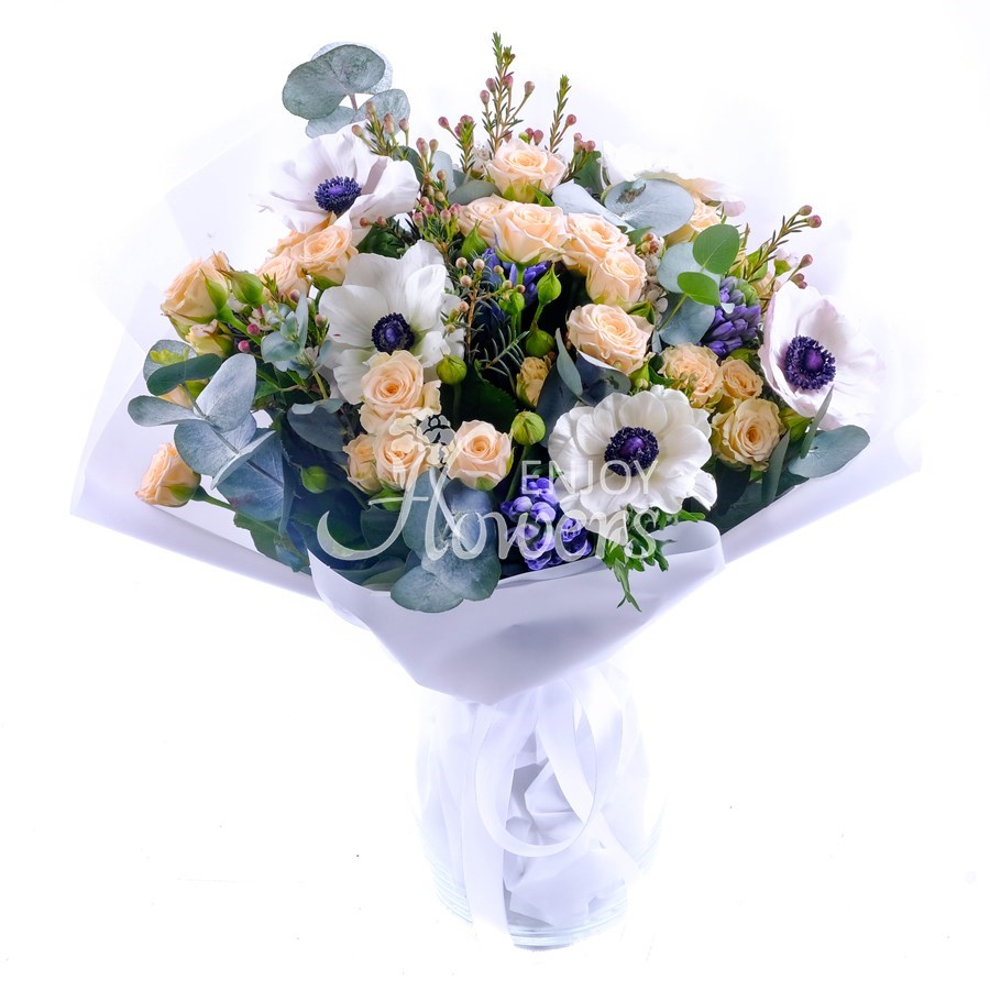 Букет из белых анемонов и кремовой кустовой розы "Моменты весны"