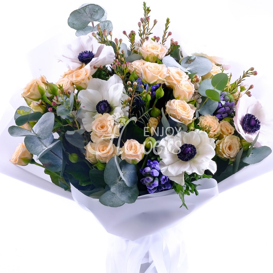 Букет из белых анемонов и кремовой кустовой розы "Моменты весны"