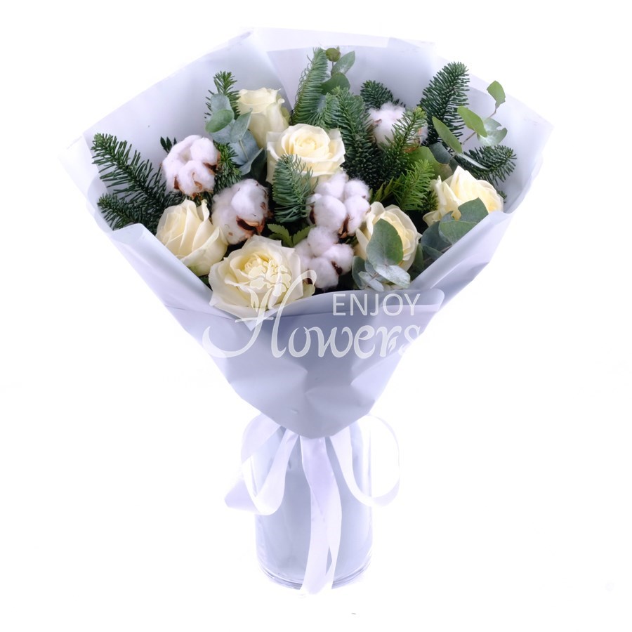Букет из белых роз,хлопка и еловых веток "Зимний бал"