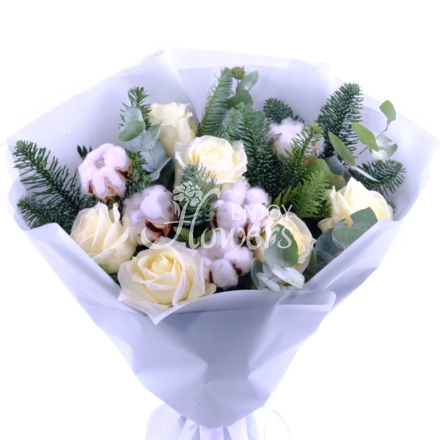 Букет из белых роз,хлопка и еловых веток "Зимний бал"