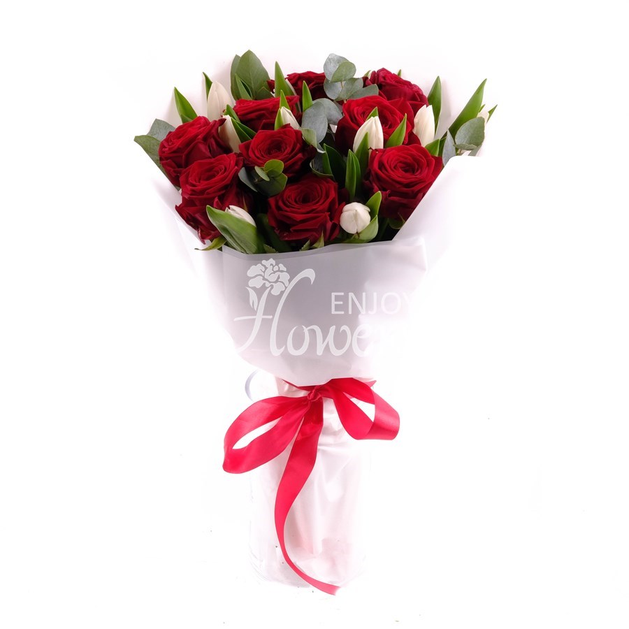 Букет из белых тюльпанов и красных роз "Королева весна"