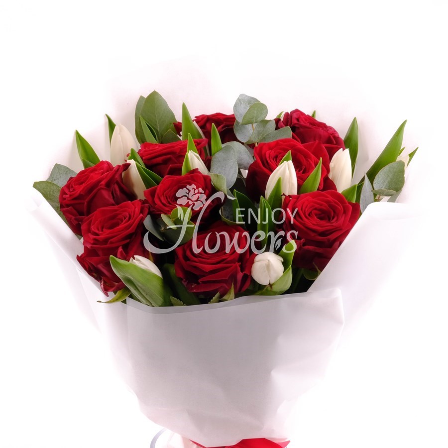 Букет из белых тюльпанов и красных роз "Королева весна"