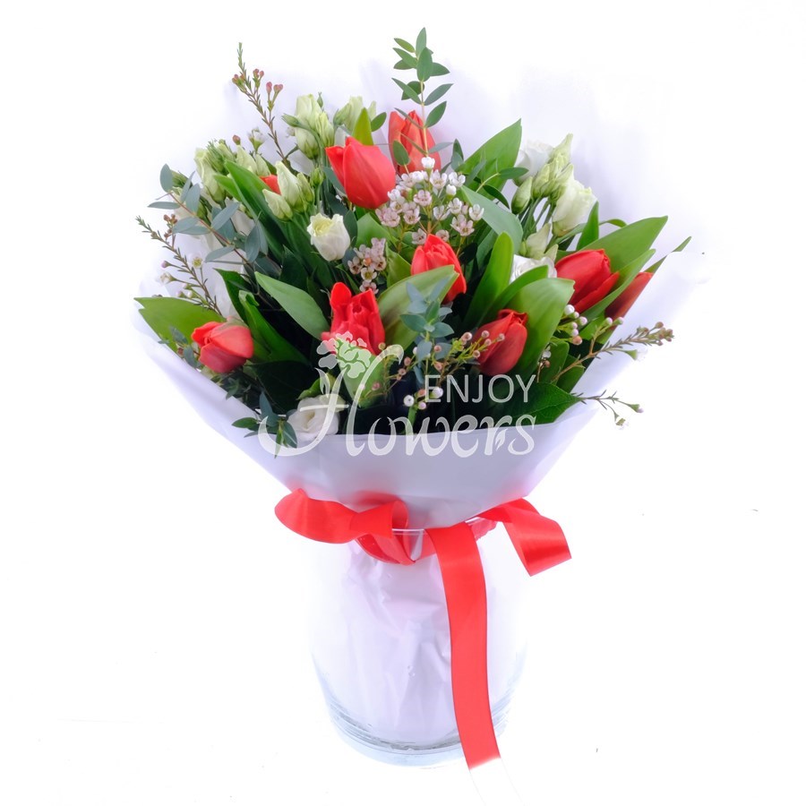 Букет из эустомы и красных тюльпанов "Весна в красках"