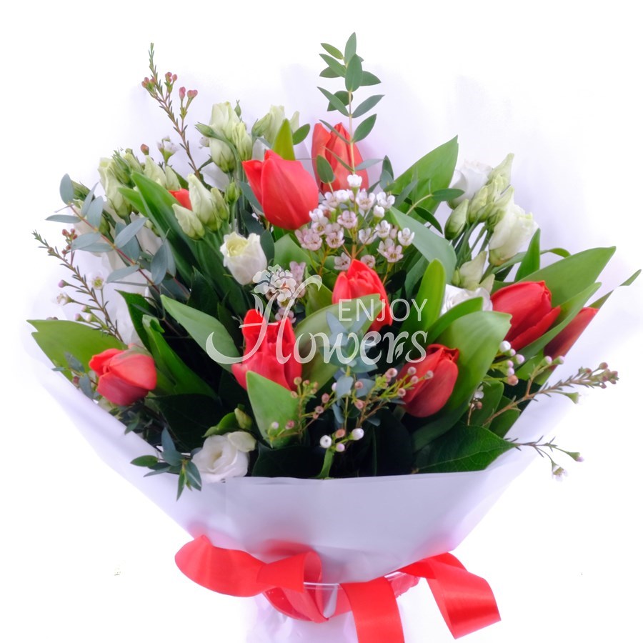Букет из эустомы и красных тюльпанов "Весна в красках"