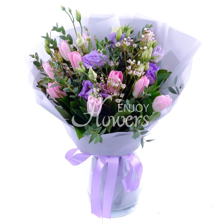 Букет из эустомы и розовых тюльпанов "Дыхание тепла"