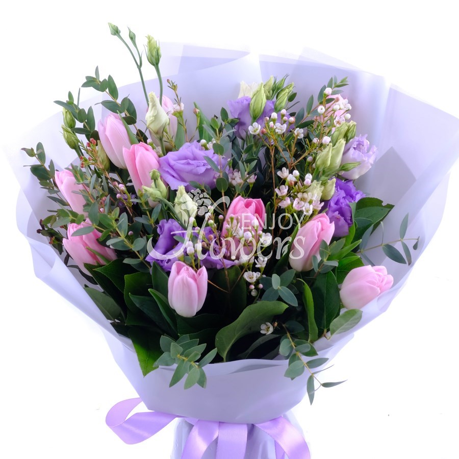 Букет из эустомы и розовых тюльпанов "Дыхание тепла"