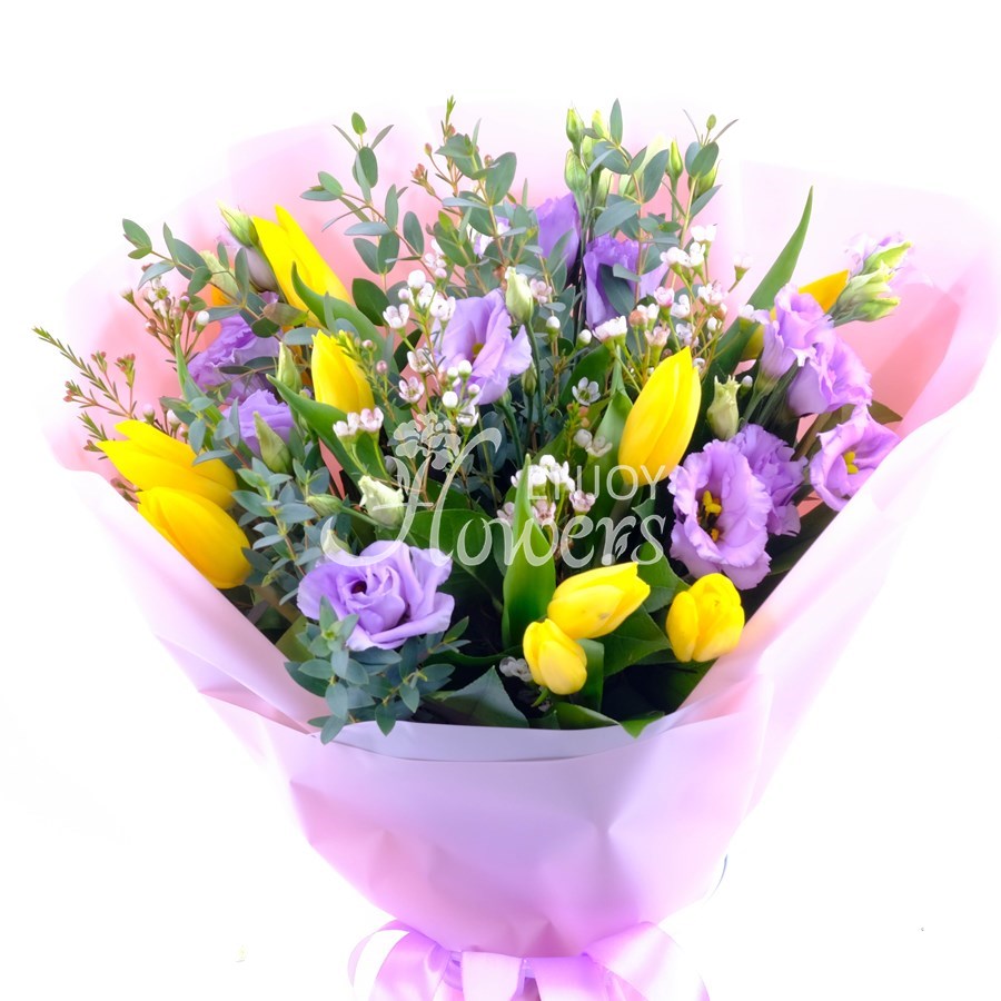 Букет из эустомы и желтых тюльпанов "В объятьях весны"