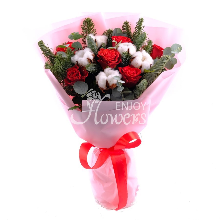 Букет из еловых веток, алых роз и хлопка "Зимний вечер"
