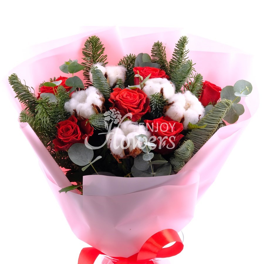 Букет из еловых веток, алых роз и хлопка "Зимний вечер"