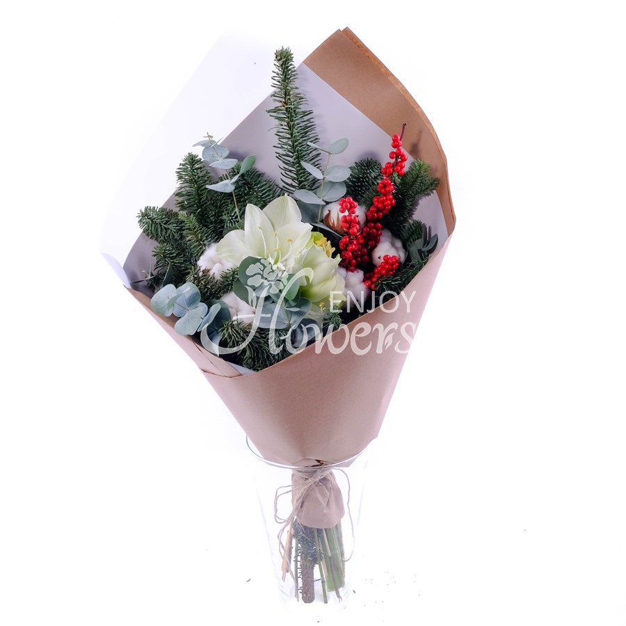 Букет из еловых веток и белого амариллиса "Зима в лесу"