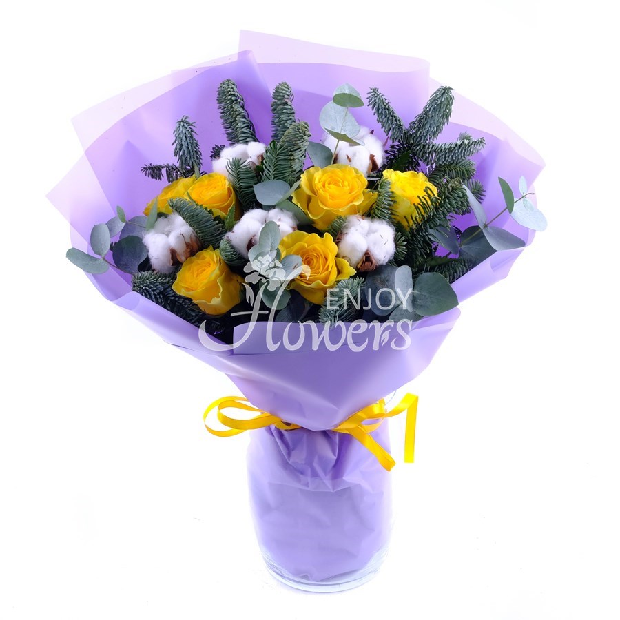 Букет из еловых веток,желтых роз и хлопка "Зимний звездопад"