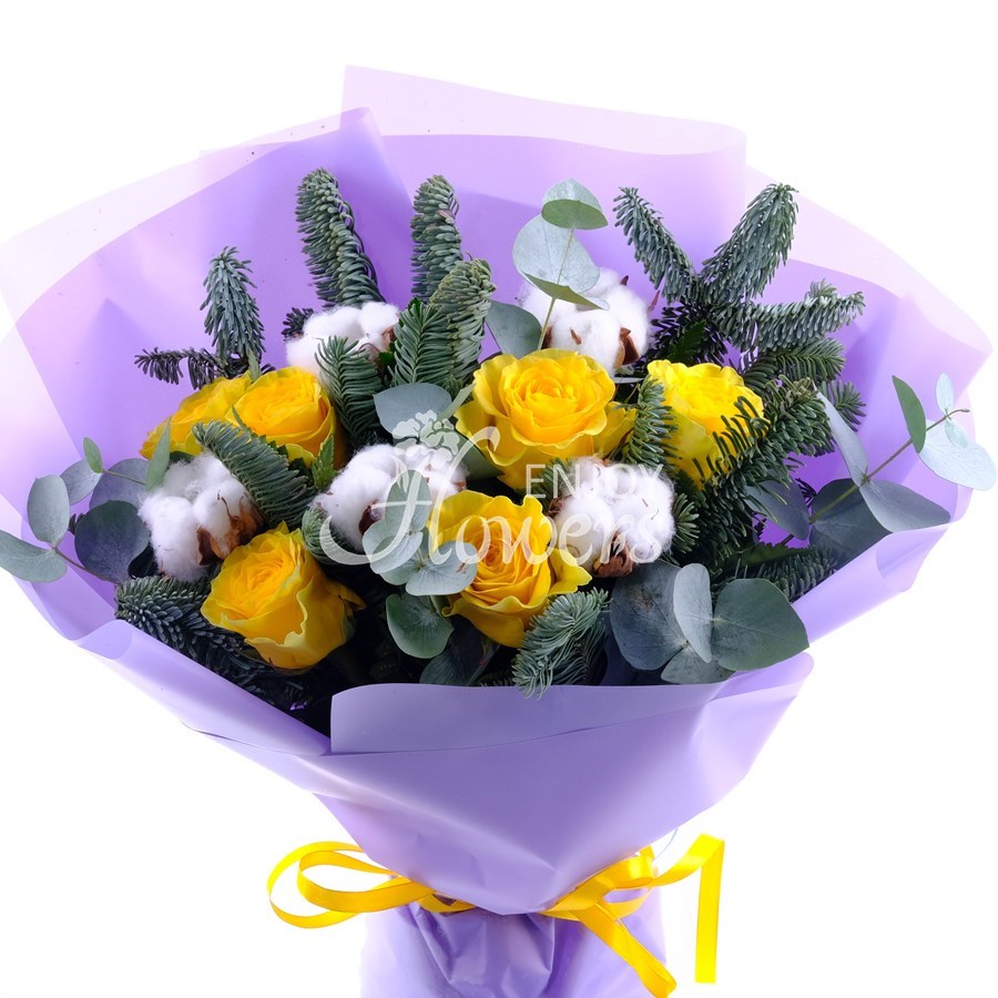 Букет из еловых веток,желтых роз и хлопка "Зимний звездопад"