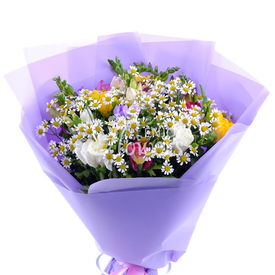 Букет из фрезии и ромашек "Весеннее очарование "