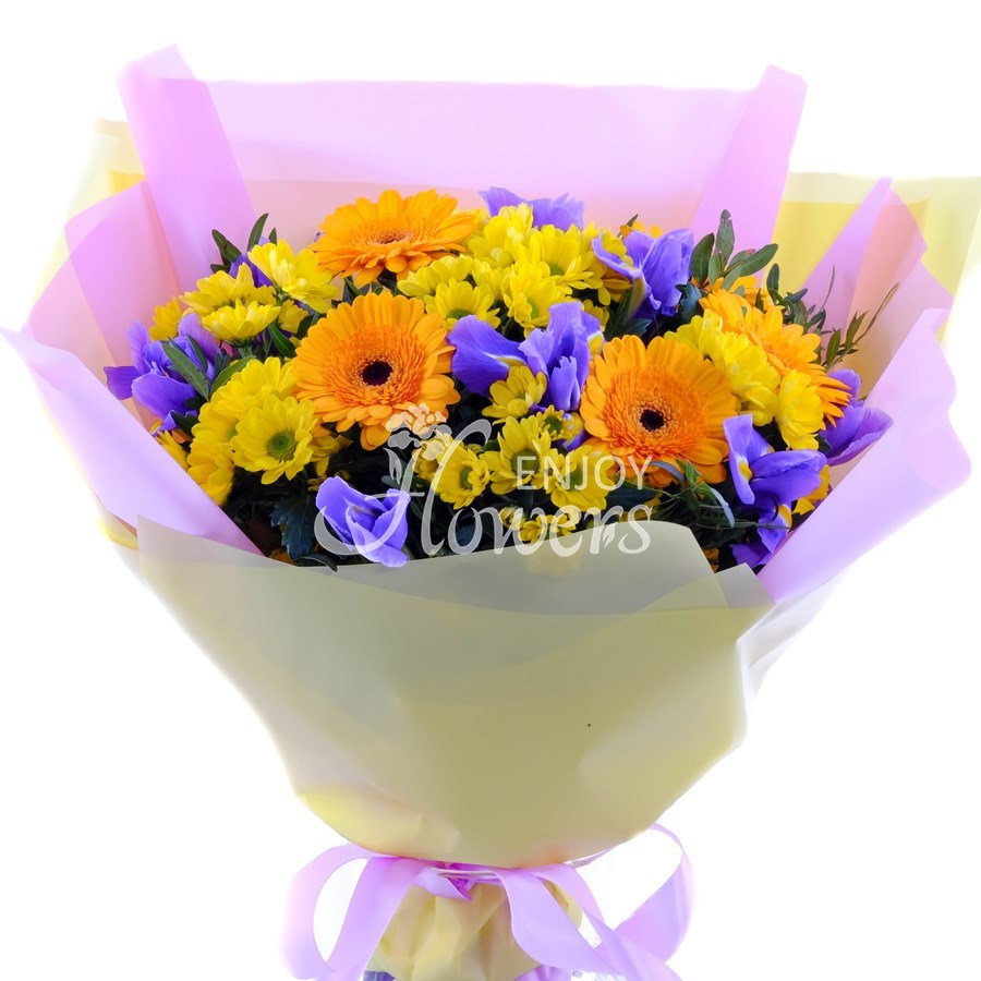 Букет из гербер и ирисов "Яркий мотив"