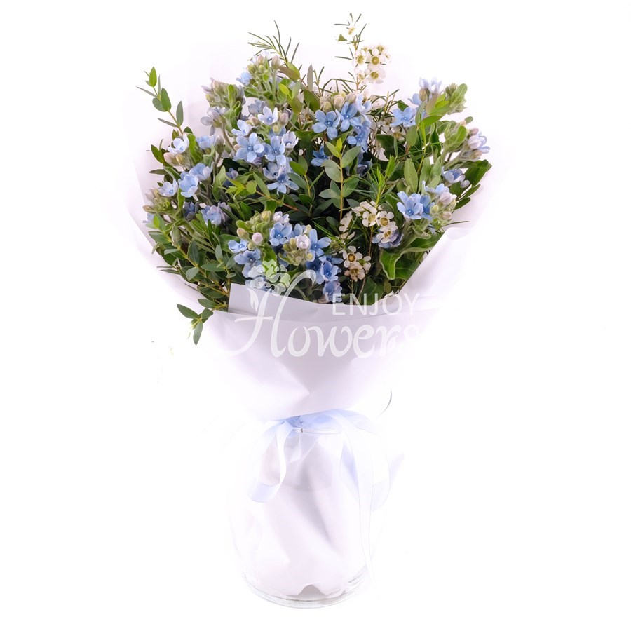 Букет из голубого оксипеталума с эвкалиптом "Небесная лазурь"