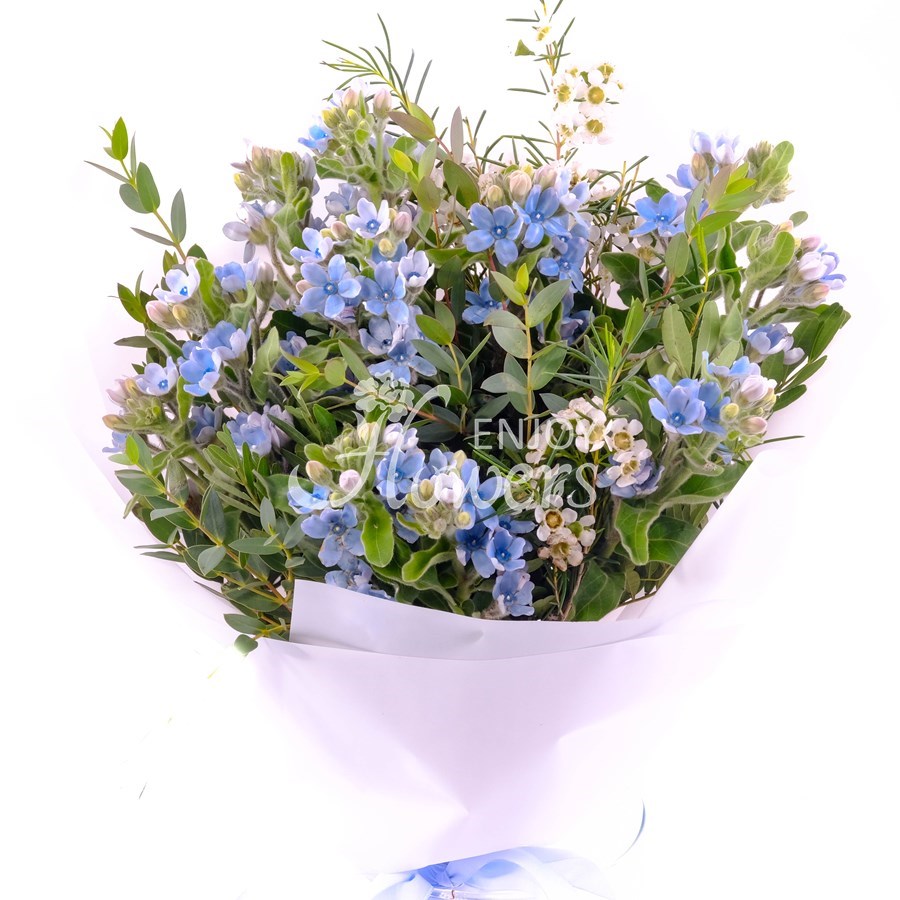 Букет из голубого оксипеталума с эвкалиптом "Небесная лазурь"