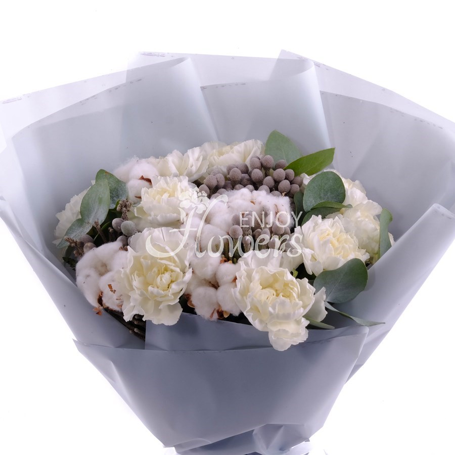 Букет из гвоздик и хлопка "Прикосновение природы"