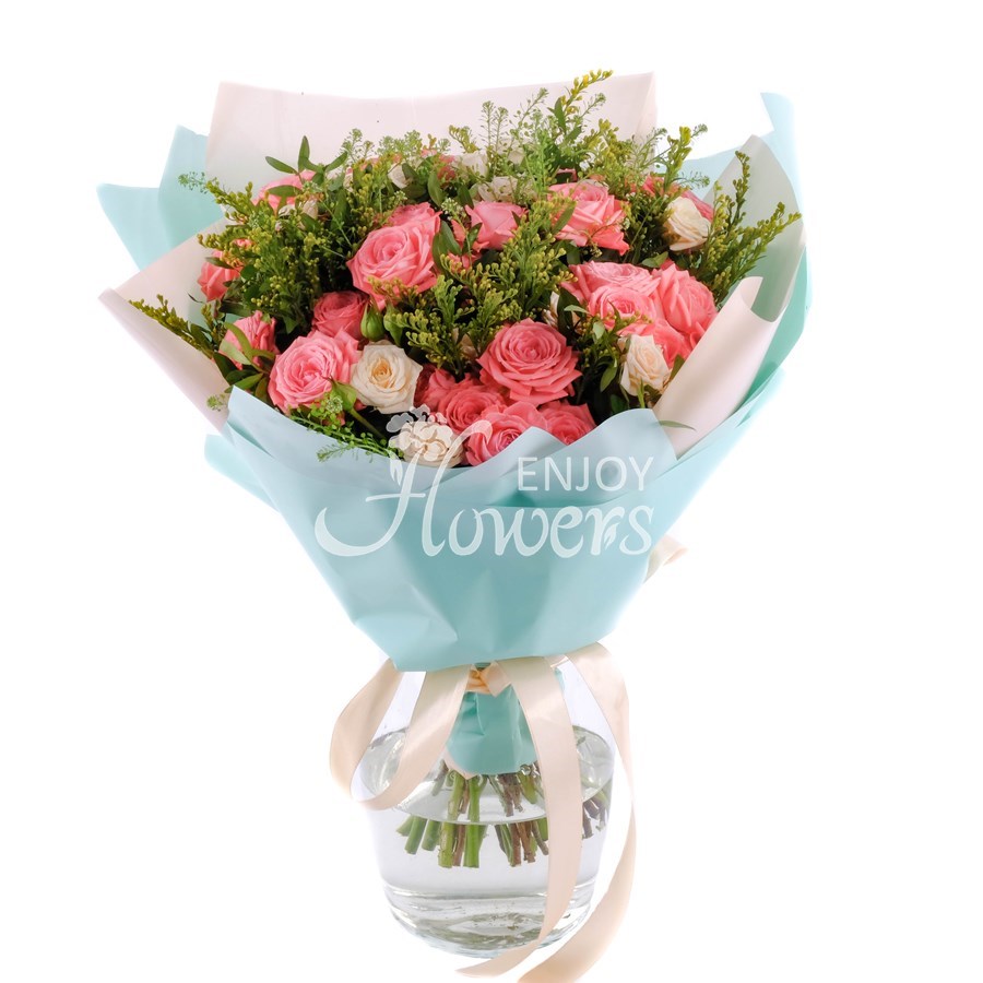 Букет из коралловых и кремовых кустовых роз "Увертюра"