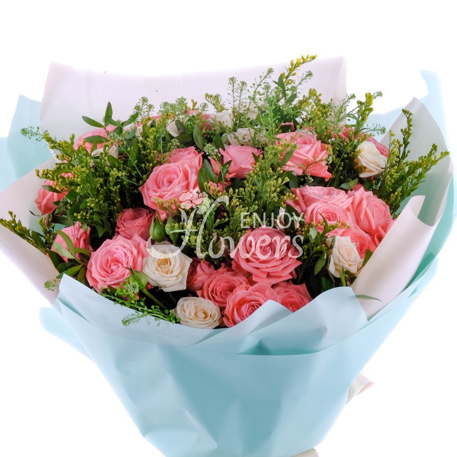 Букет из коралловых и кремовых кустовых роз "Увертюра"