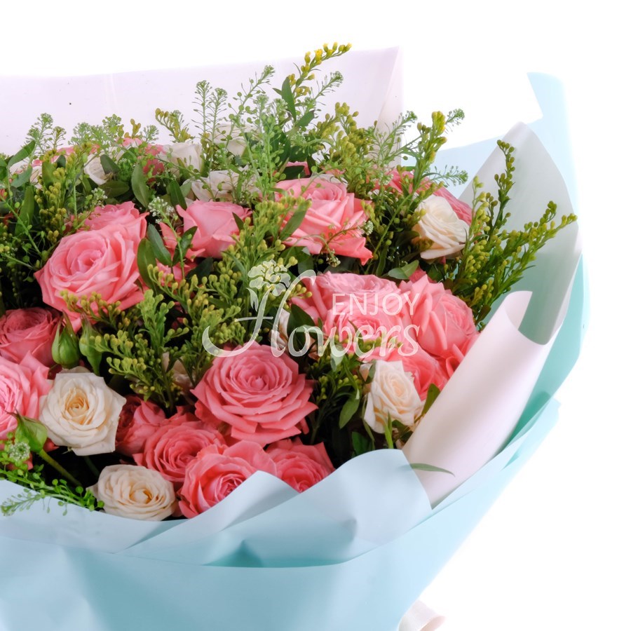 Букет из коралловых и кремовых кустовых роз "Увертюра"