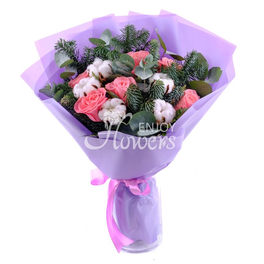 Букет из коралловых роз,хлопка и еловых роз "Яркая зима"