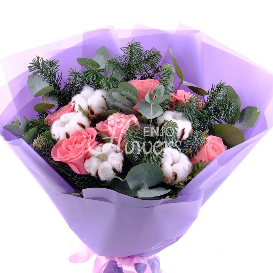 Букет из коралловых роз,хлопка и еловых роз "Яркая зима"