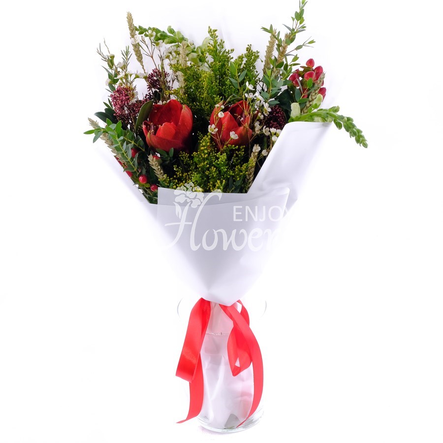 Букет из красного амариллиса с зеленью "Лесной переполох"