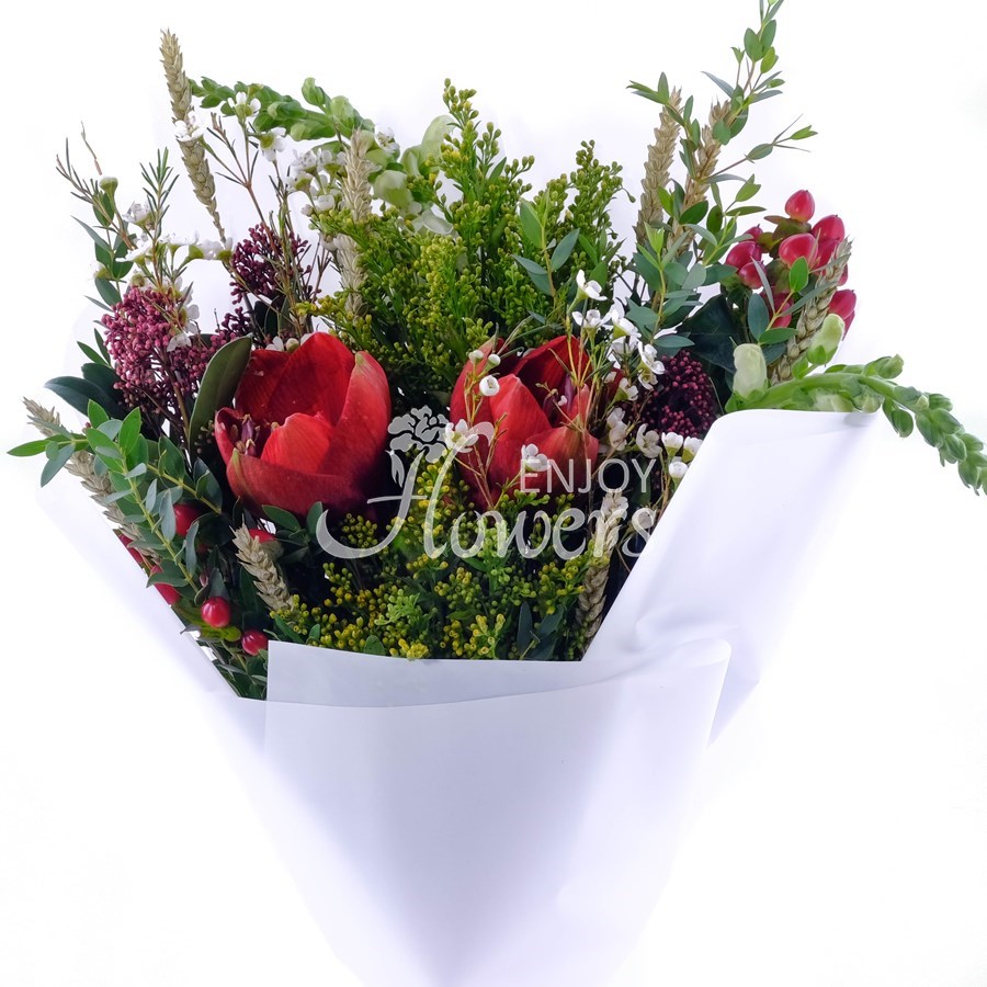 Букет из красного амариллиса с зеленью "Лесной переполох"