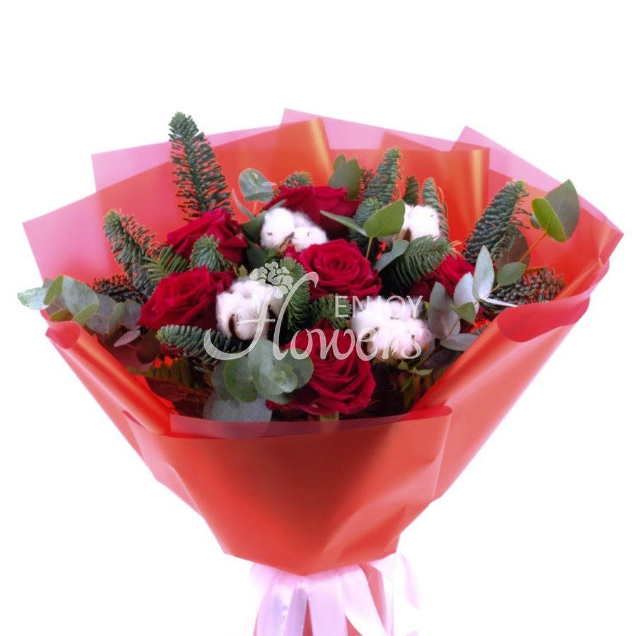 Букет из красных роз,хлопка и еловых веток "Чудеса зимы"