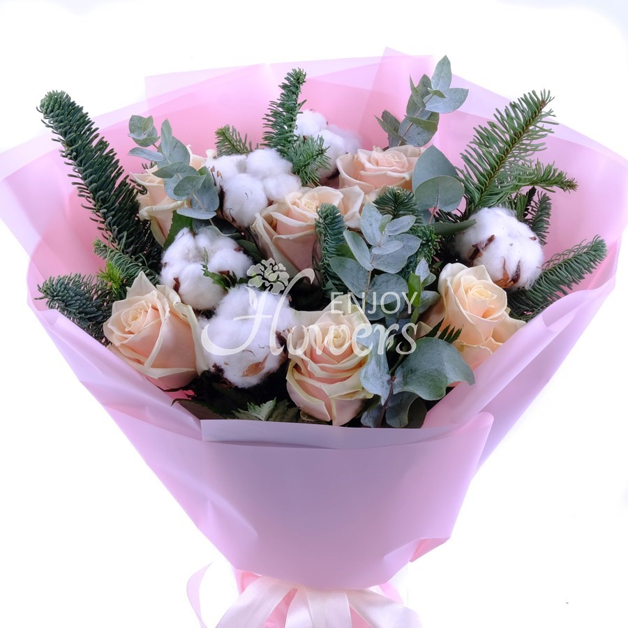 Букет из кремовых роз,хлопка и еловых веток "Ёлка желаний"