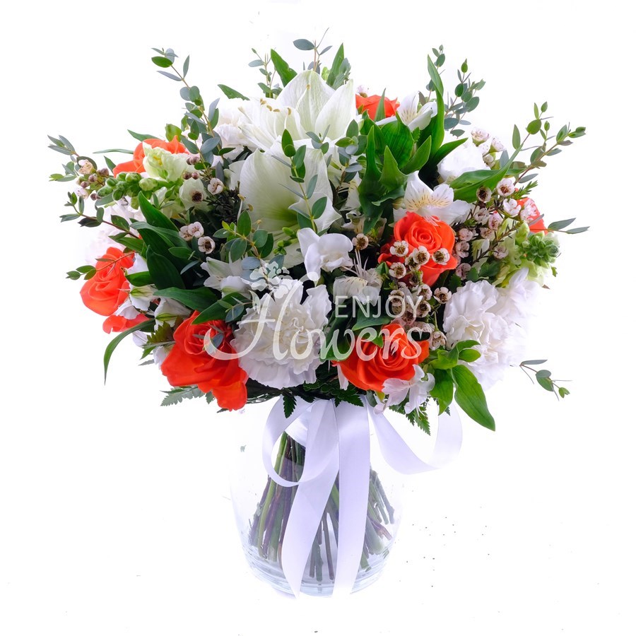 Букет из оранжевых роз и белого амариллиса "Шепот любви"