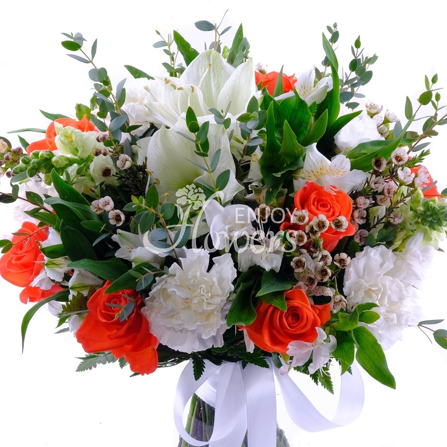 Букет из оранжевых роз и белого амариллиса "Шепот любви"