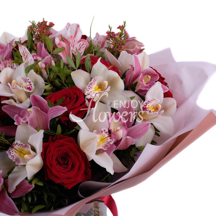 Букет из орхидей и бордовых роз "Небесное создание"