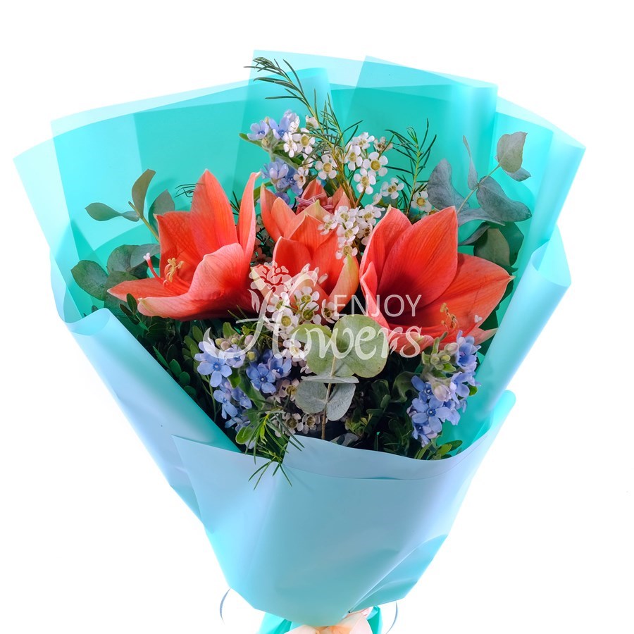 Букет из персикого амариллиса и голубого оксипеталума "Цветочный символ"