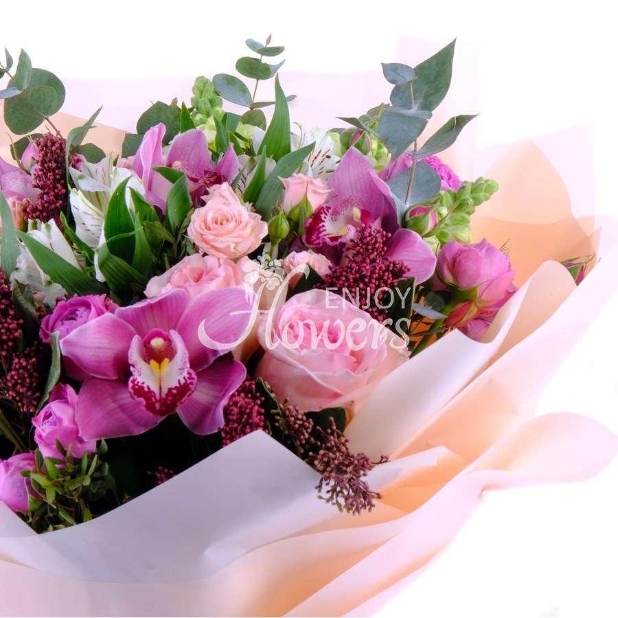 Букет из пионовидных роз и орхидей "Сказочный мотив"