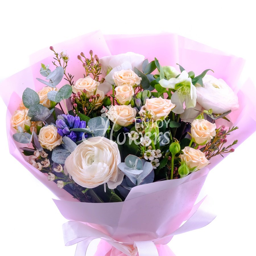 Букет из ранункулюсов,гиацинтов и кустовых роз "Цветущие времена"