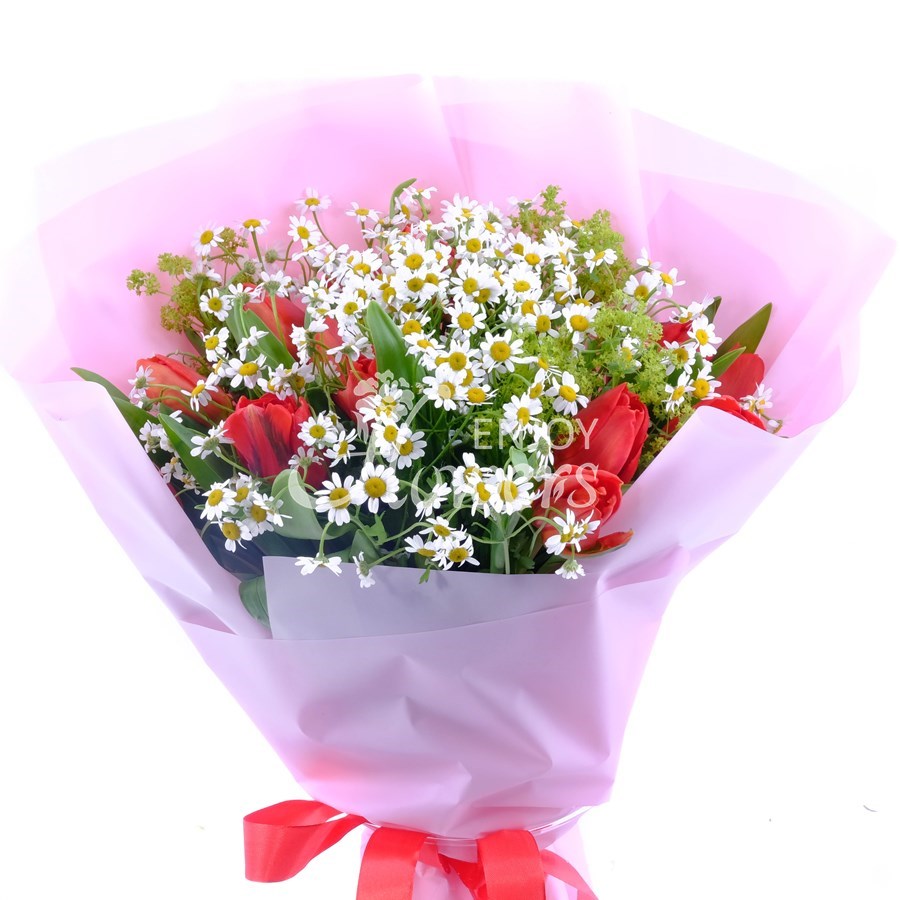 Букет из ромашек и красных тюльпанов "Время цвести"