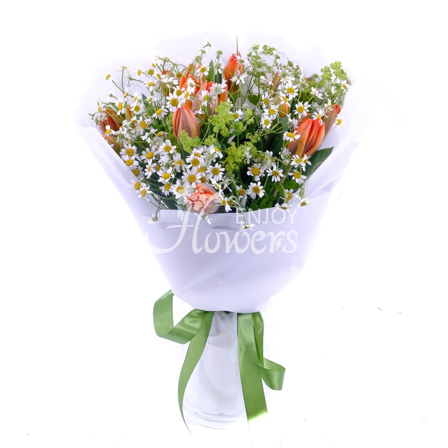 Букет из ромашек и оранжевых тюльпанов "Обретая весну"