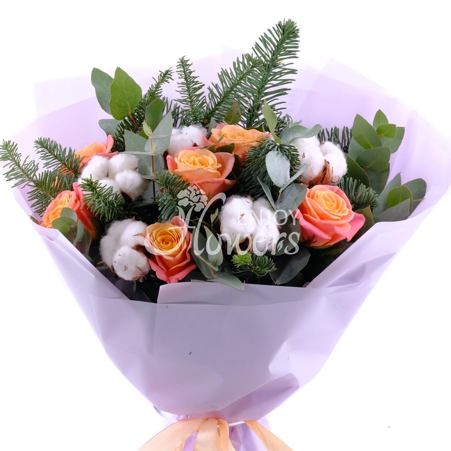 Букет из роз,хлопка и еловых веток "Зимний экспресс"